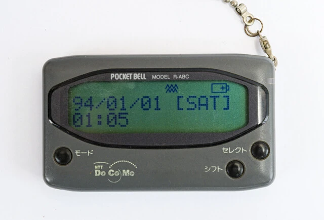 ポップな機種もありましたが、全盛期に売れたのはシンプルなモデル。当時の若者は各自でシールやプリでデコる時代です。最終的にはボタンが消え全面ディスプレーに進化