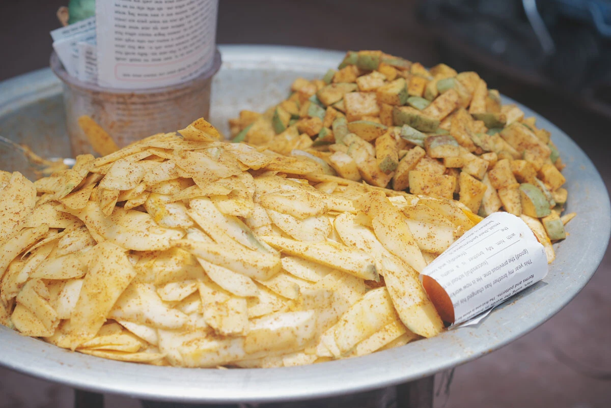 ダッカの夏の定番スイーツ、マンゴーをスパイスで和えた「カチャ・アム・アチャール」(提供:田中志歩さん)