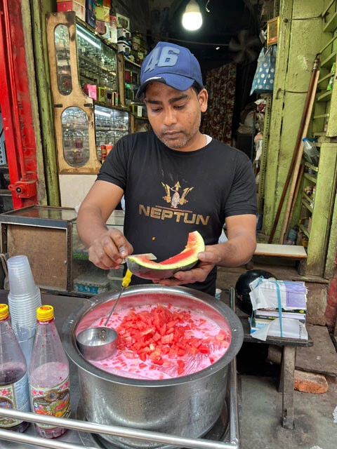 スパイシーな栄養シロップ「ルーオブザ」をミルクで割り、スイカを入れたデリーの名物飲料。その名も「愛のドリンク」!(提供:やえさん)