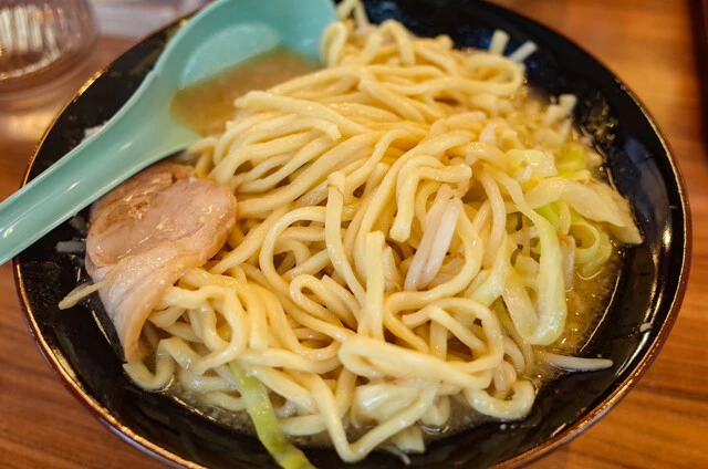 麺と野菜をひっくり返し、麺を上に移動させる天地返し。食べるスピードが遅い人でも麺がスープを吸いすぎる心配がなくなる