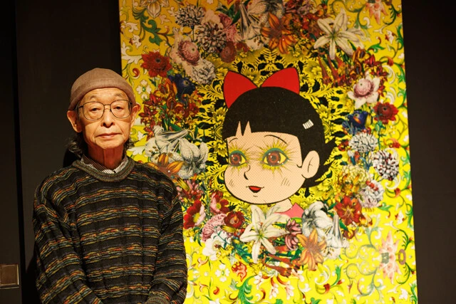 細密に描き込まれた展示作品と並ぶ田名網敬一氏