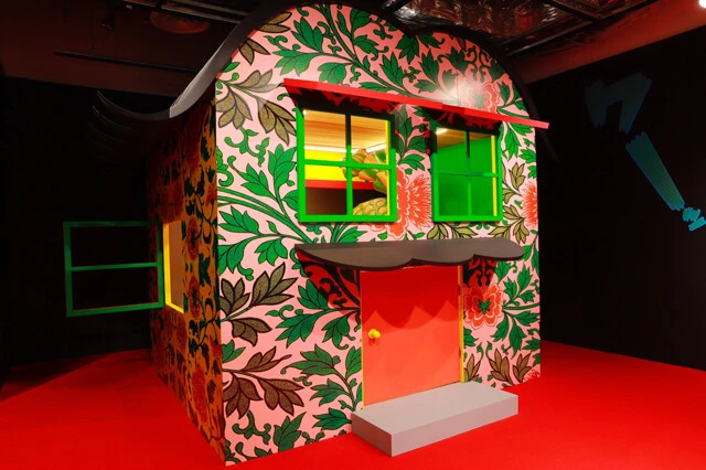 会場に出現した赤塚キャラの茶室。中にもオブジェが......(写真/パルコミュージアム)