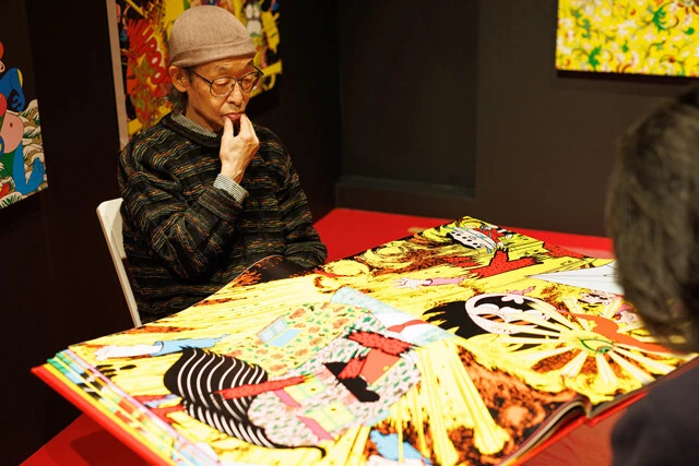 今回の企画に合わせて制作された画集。デ、デカすぎ!