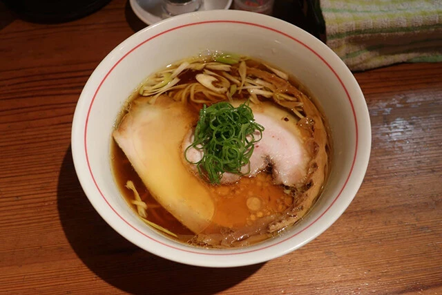 昔ながらの中華そばを現代風にアップデートした「トイ・ボックス」の「醤油ラーメン」