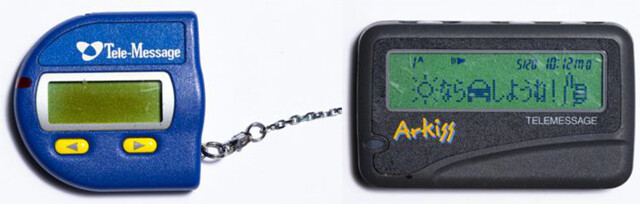テレメッセージ系列のアーキス（右）とモーラ（左）。この時期、ポケベルの契約数もピークを迎えるが、低価格でポケベル機能まで搭載したPHSや携帯電話へ人気が移行する