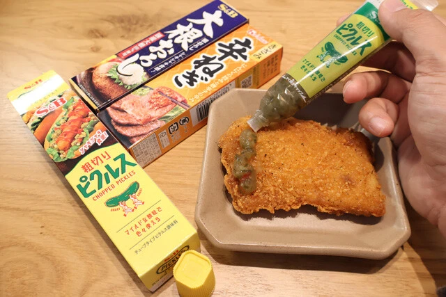 チューブ調味料+コンビニチキン! コンビニチキンの味変にはチューブ調味料が相性抜群! 特に近年は変わり種のチューブが続々発売。チューブだけで無限味変が楽しめる!