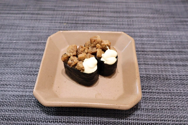 謎肉マヨ軍艦　謎肉とマヨネーズをたっぷりのせた軍艦巻きも絶品。市販のすしを買ってネタを取り出し、そこにのせてしまえば手っ取り早く作れる