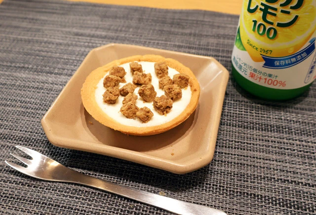 謎肉チーズタルト　市販のレアチーズタルトに乾燥謎肉をのせ、レモン果汁を数滴垂らすだけ。ほのかな塩気とザクザク食感がチーズタルトの魅力を引き上げる！