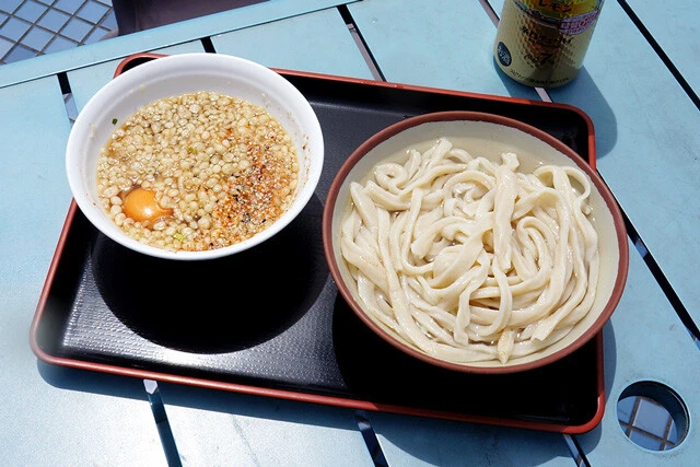 【つけうどん】そろそろ食べられなくなってしまう、思い出たっぷりの屋上うどん：パリッコ『今週のハマりメシ』第134回
