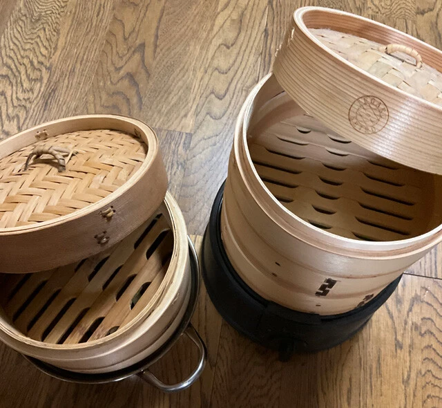中華せいろは、シュウマイ以外の蒸し料理にも活用可能。右はコンセントにつなぎ、お湯を入れれば自動で蒸してくれる「電気せいろ」