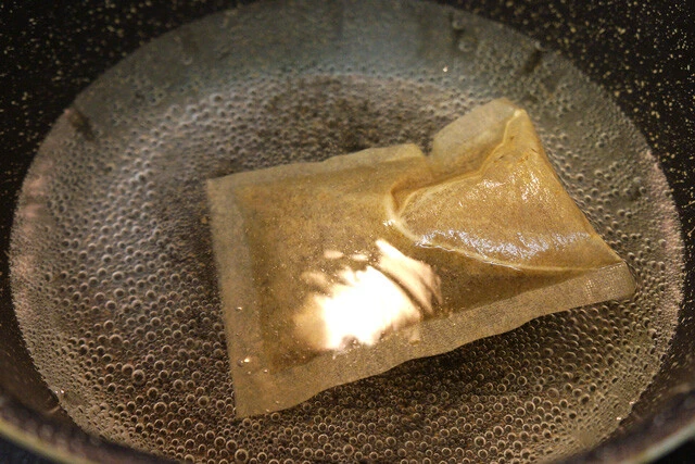 朝、だしをとる