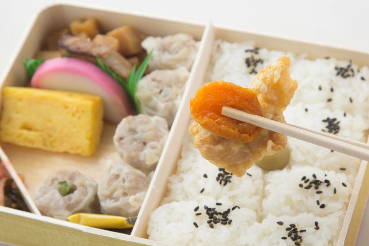 鶏の唐揚げとあんずを一緒に食べると酢豚風の味わいになる