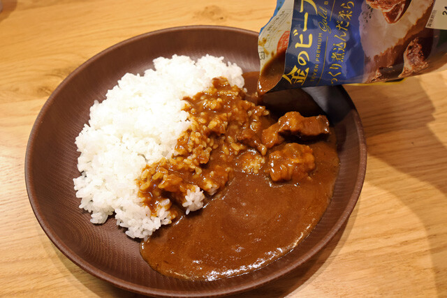 （２）かける！ご飯を盛り、カレーをかける。この後冷凍のフルーツなどをのせるため、どちらもできる限りアツアツの状態で盛りつけたい。レンチンライスなら少し長めに加熱してもOK