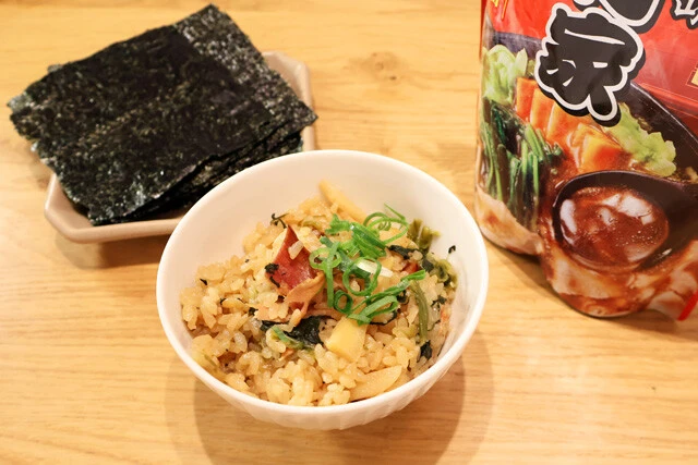 【吉村家鍋スープの炊き込みご飯】家系ラーメンの鍋スープでご飯を炊いたら豚骨醤油と鶏油でビシッとキマる！　岩下の新生姜のアクセントも完璧です！＜野島慎一郎のバカレシピ＞