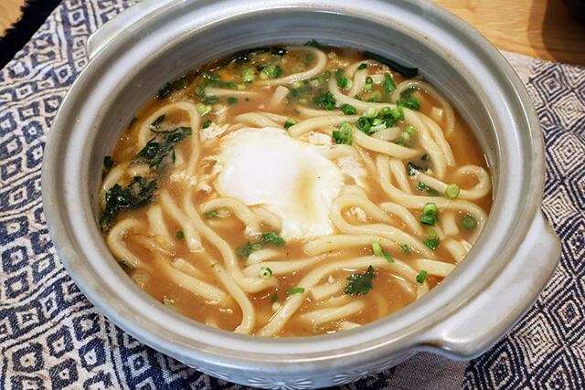 塩豚骨や和風豚骨にはホールトマトやミニトマトを。味噌にはキムチや岩下の新生姜を足し、シメは煮込みうどんに。王道だが失敗知らずのアレンジもお試しあれ!