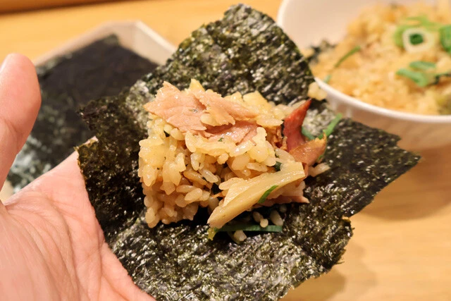 （５）巻く！　そのまま食べても最高にウマいが、焼きのりで巻いて食べると感動モノ。ぜひお試しいただきたい。豆板醤やニンニク、高菜、刻みタマネギなどで味変するのもオススメだ！