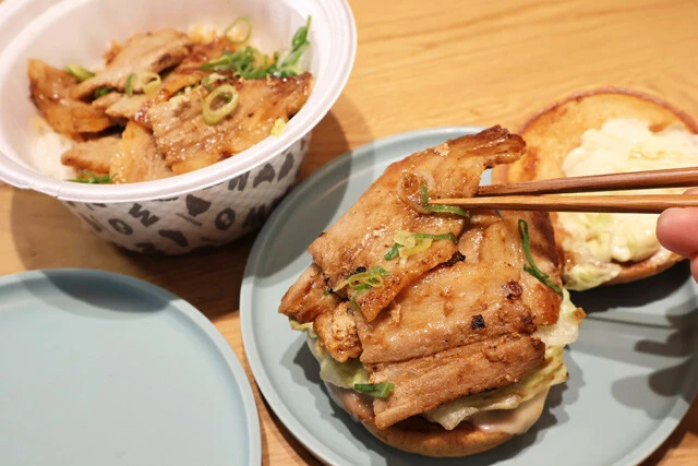 (2)豚肉! 松屋の炙り十勝豚丼もレンチンで温め、豚カルビを(1)の上に重ねていく。肉の量が多いので全部のせたらとんでもない厚さになるが、限界突破を目指して重ねまくれ!