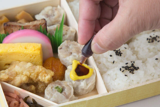 辛子で円を描いて、その中にしょう油を垂らす会長こだわりの食べ方