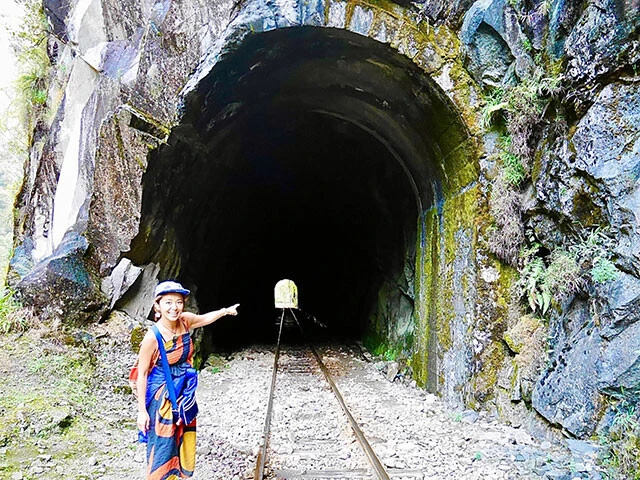 このトンネル内で列車がきて体スレスレだったよ！と訴えている