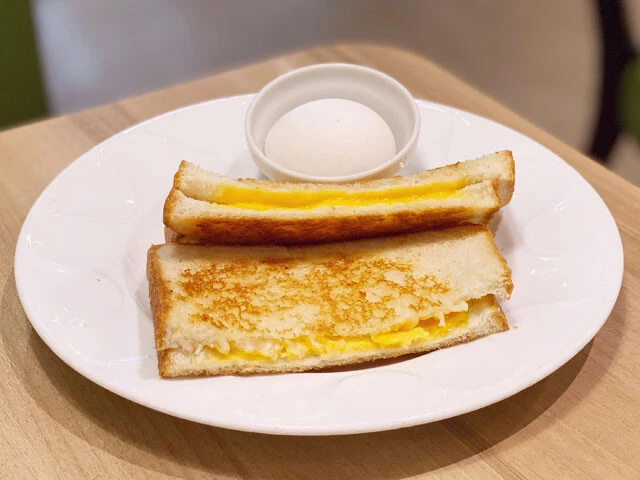 【デニーズ】グリルドチーズサンド（ゆで卵）●253円　ゆで卵かサラダを選ぶことができる