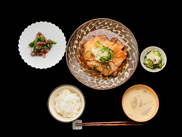 大根のあんかけパリパリチキン、ホタルイカと菜の花のゴマ酢味噌和え、大根とキュウリの浅漬け、大根とシメジの豆乳味噌汁