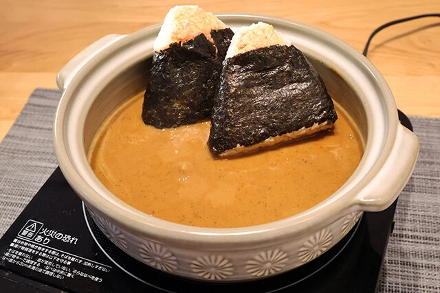 すみれ牛乳カレーのサケおにぎリゾット