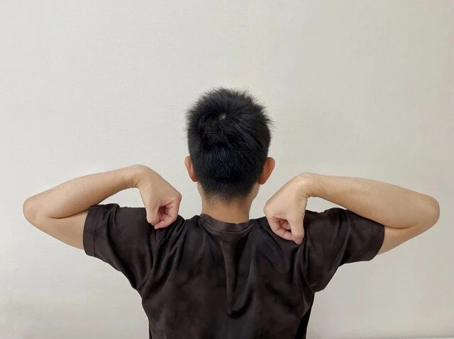 それぞれの肩に手を置いてぐるぐる回すなど肩甲骨を動かすのはいい肩こり対策に