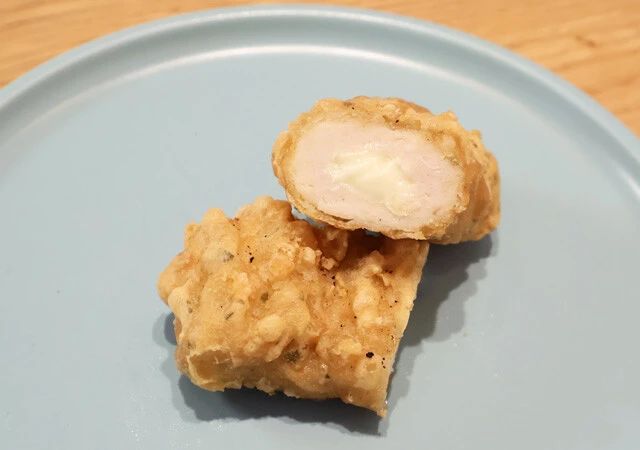 タルタルソース in クリスピーチキン　ファミリーマート：188円　2月に発売されたばかりの新作2種は、チキンの中に酸味が爽やかなタルタルソースを違和感なく注入することに成功し、コンビニチキンの新境地を開拓。新味ソースを注入した第2弾、第3弾にも期待です！