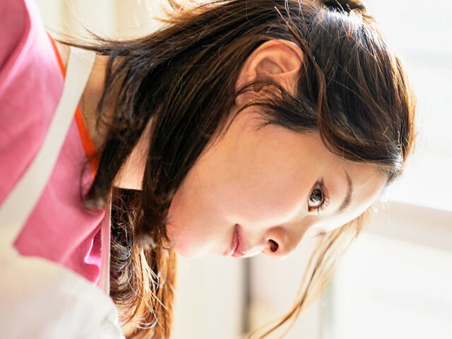 美人妻にして料理研究家。自身の料理教室には多くのアスリート妻が集う