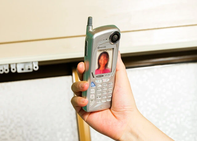 VP-210のVPはVisual Phoneの略称。テレビ電話を実現した革新的な商品だが、お互いの端末がVP-210でないとビデオ通話は不可。しかも、秒2コマしか転送できなかった