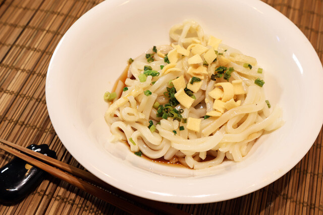 【完全燻製ぶっかけうどん】話題の燻製カップ麺に続いて登場! うどん、つゆ、具を全部燻製にする中毒性ヤバすぎなぶっかけうどん!<野島慎一郎のバカレシピ>