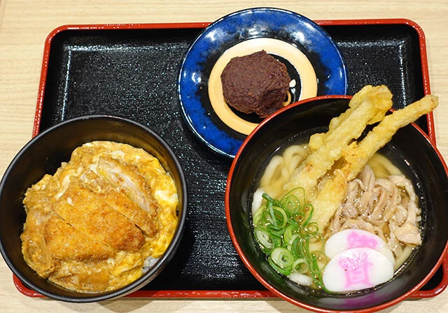 超人気メニューの「肉ごぼ天うどん」と「カツとじ丼」、そして名物の「ぼた餅」の「しあわせセット」。近年はセットメニューも積極的に取り入れている