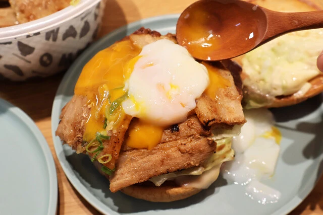 (3)卵! (2)で豚カルビを重ねるとき、できれば中心部にくぼみを作っておき、そこに半熟玉子を流し込む。難度は高め。今回は見事に失敗し黄身が流出した。器用さと性格が問われる!