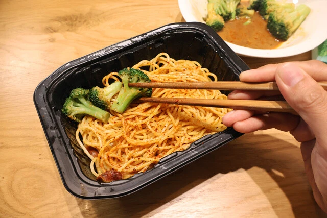 (3)盛る! (2)に(1)をたっぷり盛ったら完成。ボリュームもおいしさも栄養もマシマシで大満足! セブンの冷凍ペペロンチーノは相性抜群だが、もちろん手作りのものでもなんでもOKです