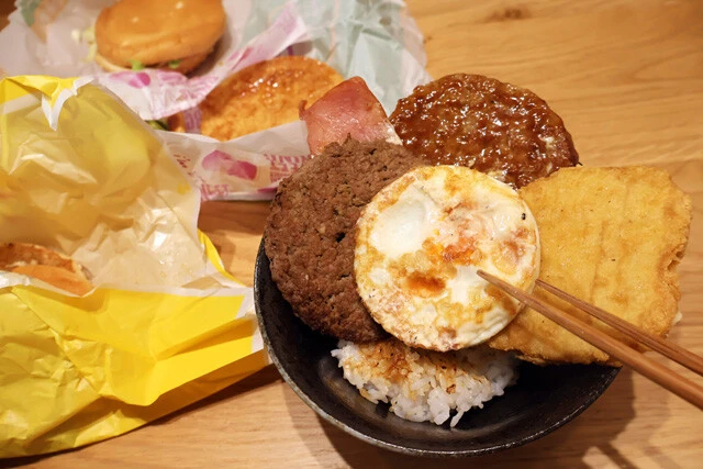 (3)盛る! (2)を強引に丼の中に押し込み、その上にマックチキン、てりやきマックバーガー、たまごダブルの肉と卵とベーコンを盛りつける。各ソースはそのままでもよけてもOK
