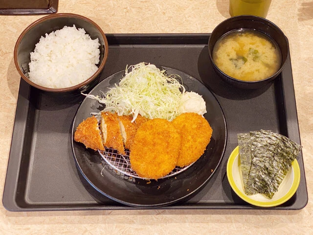 【松のや】得朝ささみかつ&コロッケ定食（小鉢にコロッケ選択、店舗限定メニュー）＊順次、販売終了予定●490円　これだけでボリューム満点だが、小鉢としてコロッケ、お新香、納豆、冷奴が選べる