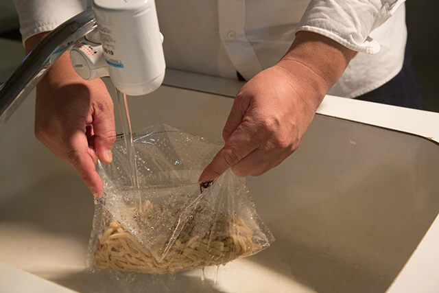 ざるを使わず、袋のまま麺を水でしめられる画期的なアイデア