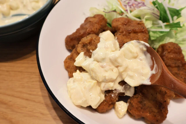 (4)盛りつけ! 衣にタレが絡んだら食器に盛り、(2)をかければ完成。タルタルを絡めながら食べるとスパイスの刺激、甘酢ダレの酸味、タルタルのまろやかさが調和。これは強盗級の米泥棒だ!