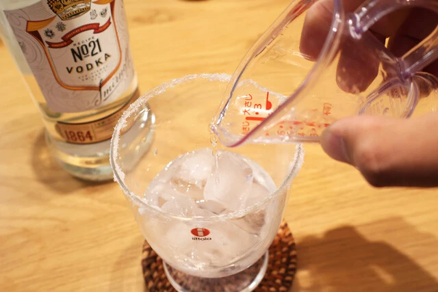 (2)ウォッカ! カクテルの作り方自体は簡単。(1)のグラスに氷を入れたら、計量カップや大さじを使ってウオッカを45ミリリットル量ってグラスの中に注ぐ。ウオッカの種類はなんでもOKだ