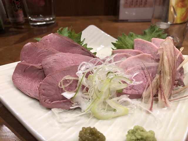 「やきとん炭治郎」(東京都練馬区富士見台2-18-11)のハツ刺しとレバ刺し