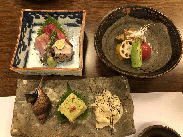 「平井魚政」(東京都江戸川区平井3-26-11)の3種の前菜(手前)、お造り(左上)、煮物(右上)