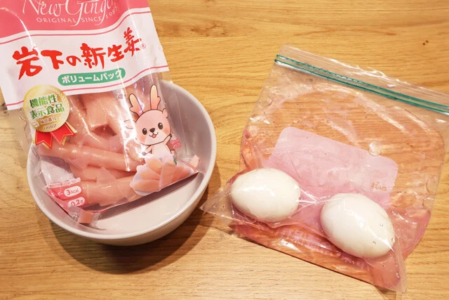 (1)味玉! 岩下の新生姜の漬け汁はそうめんのつゆとして使うが、その前に味玉の漬け汁にすると具も豪華になるのでオススメ。ゆで卵を作ったら数時間漬け込んでおけば完成だ