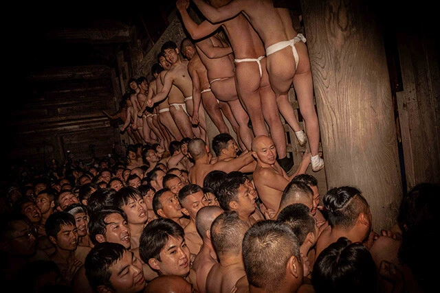 お祭りのクライマックス・蘇民袋争奪戦では、例年の倍以上とされる約270人の参加者が所狭しと本堂に押し寄せて肉弾戦を繰り広げた