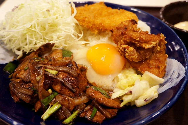 【レバー焼き＆からあげ＆チキンカツ】新鮮朝採れレバー焼きを豪快にほおばる「至福の阿佐ヶ谷丼」：パリッコ『今週のハマりメシ』第124回