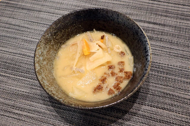 謎肉豚汁　謎肉との相性が感動的なのは豚汁だ。手軽に肉増しできるだけでなく、謎肉の脂分やうまみが豚汁に染み出て、味の深みが格段にアップ！