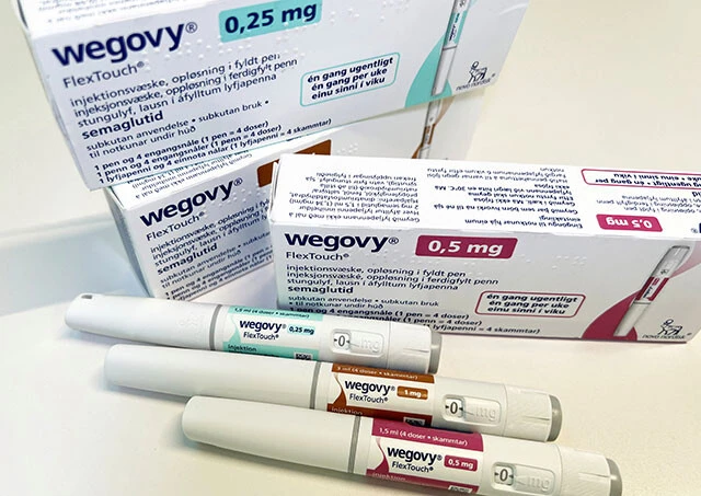 ウゴービのペン型注射器と外箱(ロイター/アフロ)