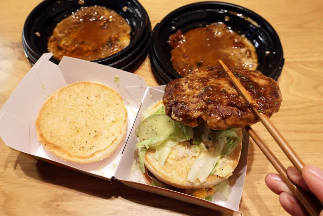 (2)移植! 抜け殻状態となったビッグマックにブラウンソースハンバーグを移植。ブラウンソースはシチューで使うので、なるべく容器に残すこと。ハンバーガーはこれにて完成だ!