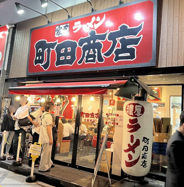 繁華街でも深夜営業しているラーメン店は少なくなってきた。なので、行列もちらほら見られる