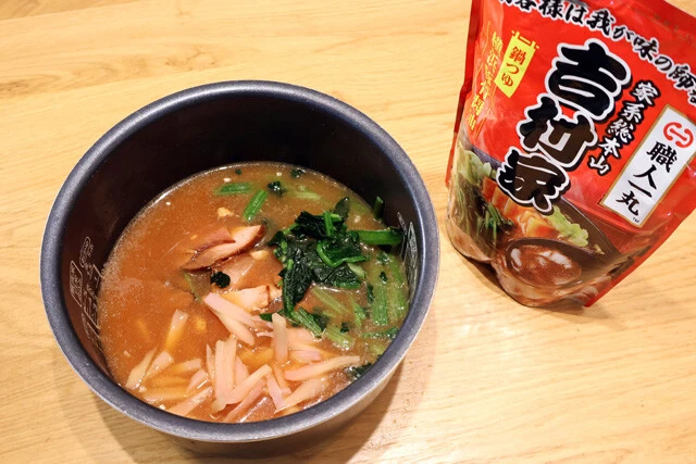 （３）炊く！　あとは（１）で準備した具材を加えて炊けば完成。炊き上がったらお好みで青ネギをのせると見栄えが良くなる。家系っぽさは薄れるが、ネギの代わりに青じそを使っても絶品！