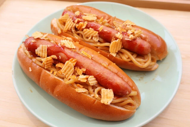 （５）完成！「まぜそばホットドッグ」